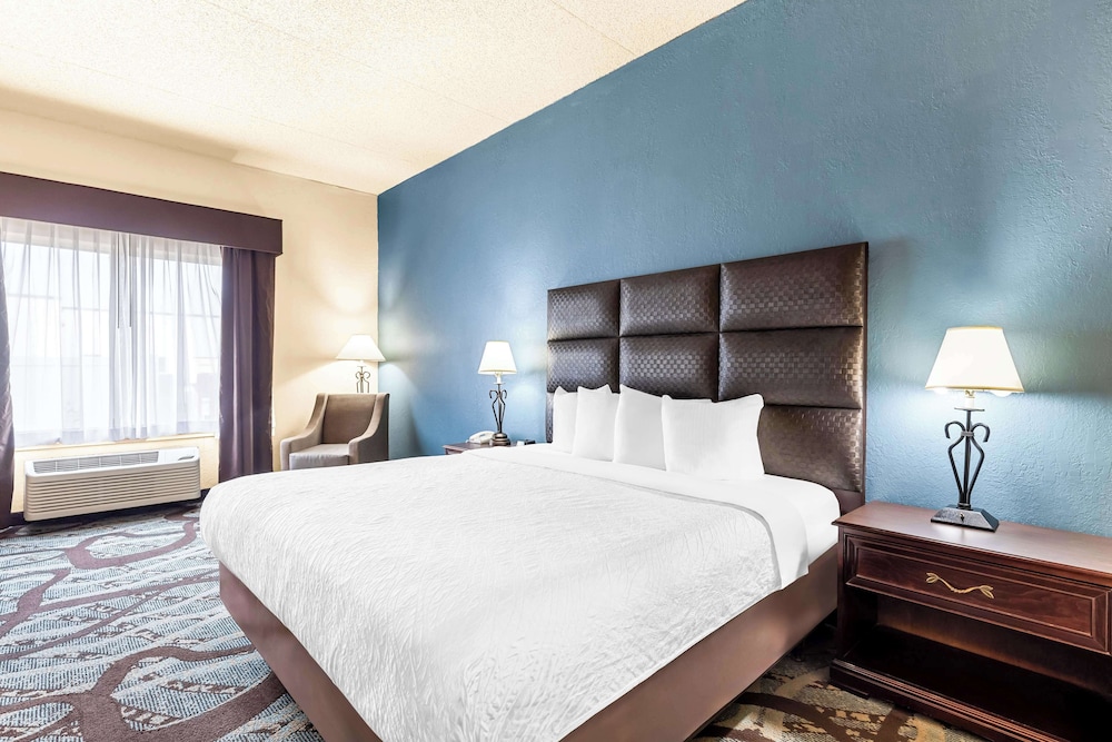 Standard Room, 1 King Bed, Non Smoking, Refrigerator & Microwave - Photo 1