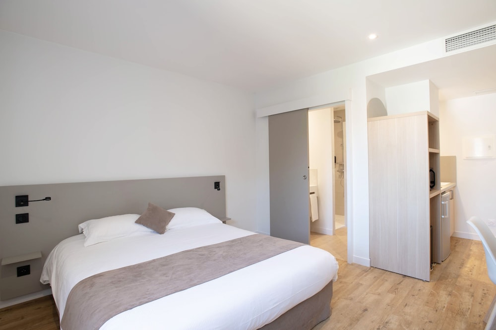 Comfort Studio, 1 Queen Bed, Courtyard View photo 1