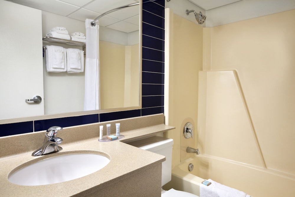 Standard Room, 1 Queen Bed, Non Smoking (Upper Floor) - Photo 7