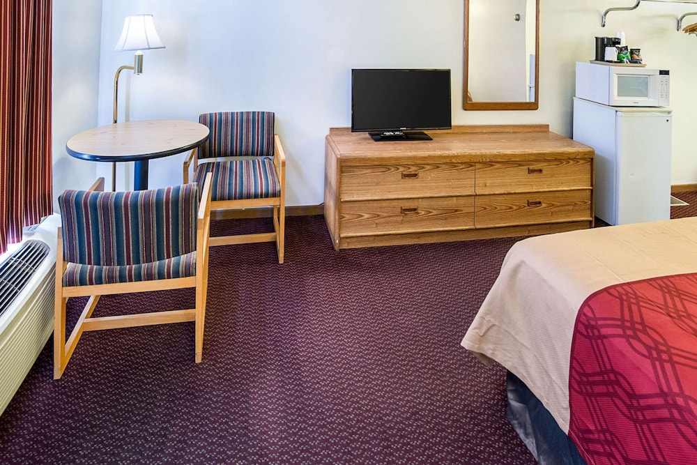 Standard Room, 2 Queen Beds, Refrigerator & Microwave - Photo 4