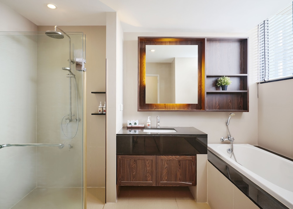 Family Suite Two Bedroom with Kitchenette - Photo 16