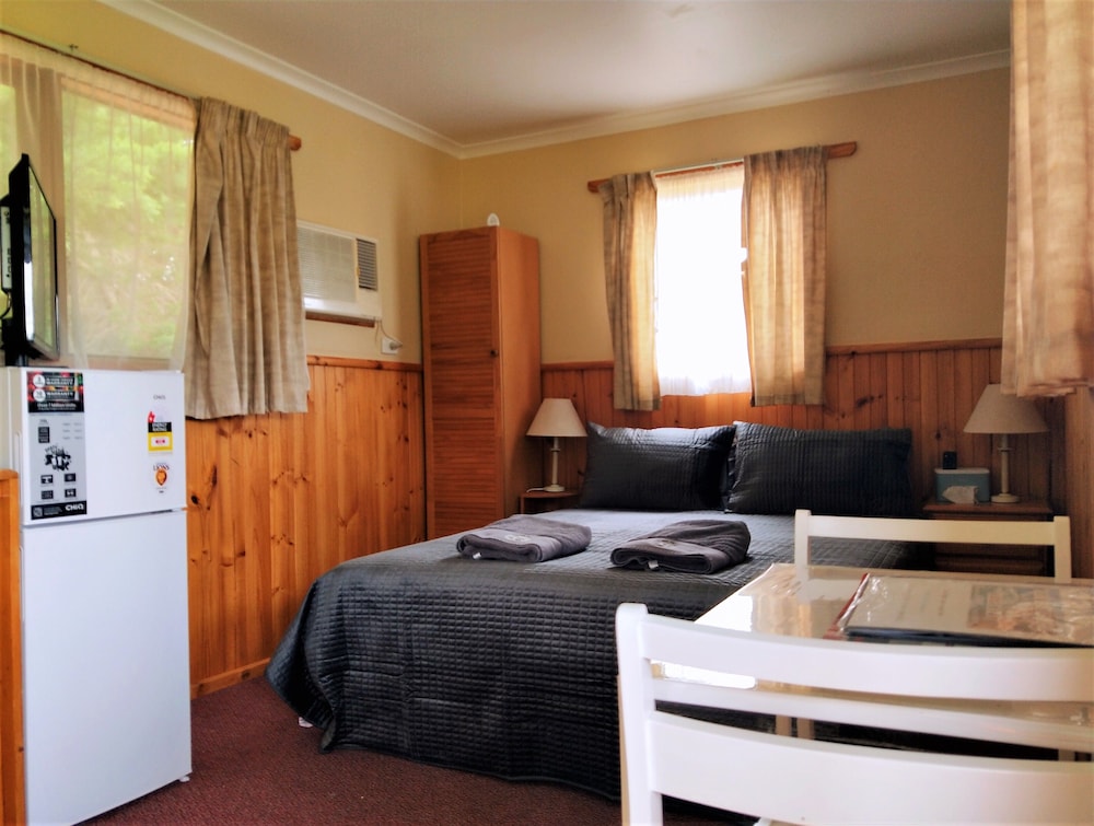 Queen Bed S/C Cottage with Country View Non Pet Friendly photo 3