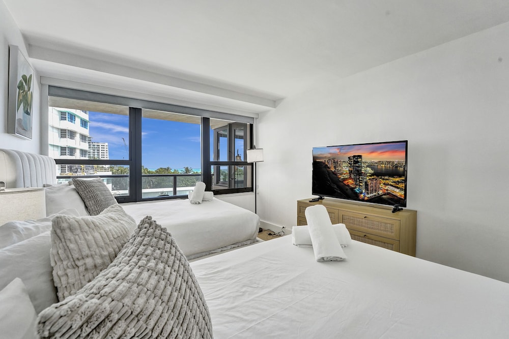 Oceanview condo w beach service/504