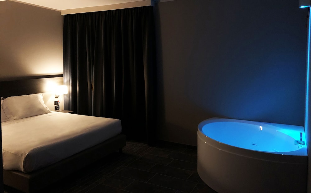 Junior Double Room, 1 King Bed, Hot Tub photo 1