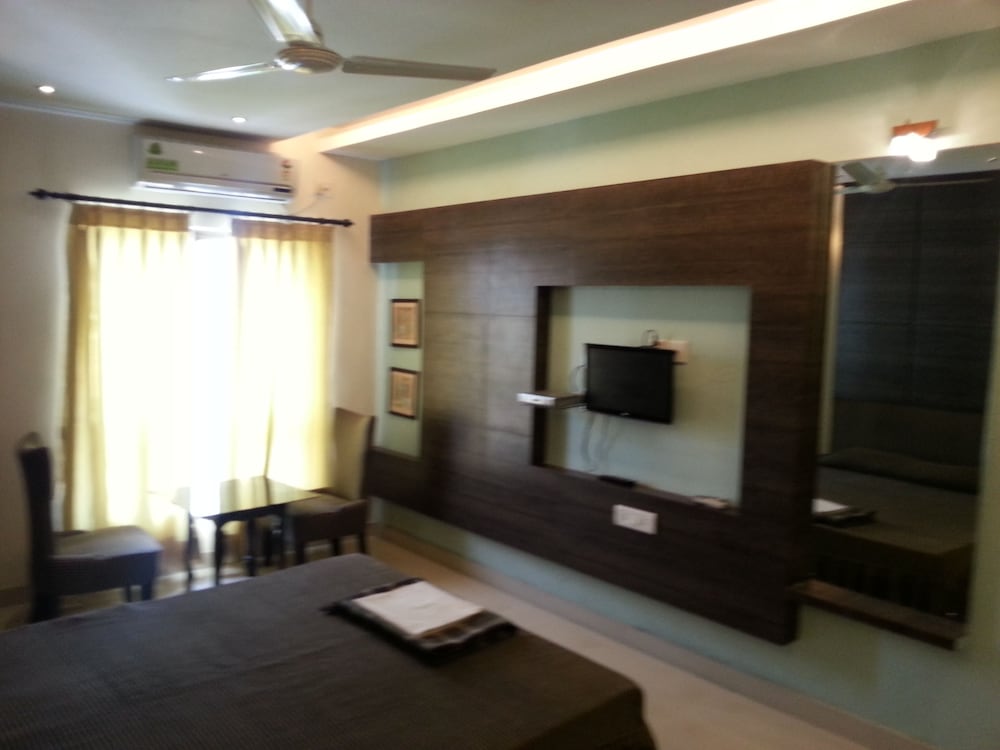Room - Photo 2