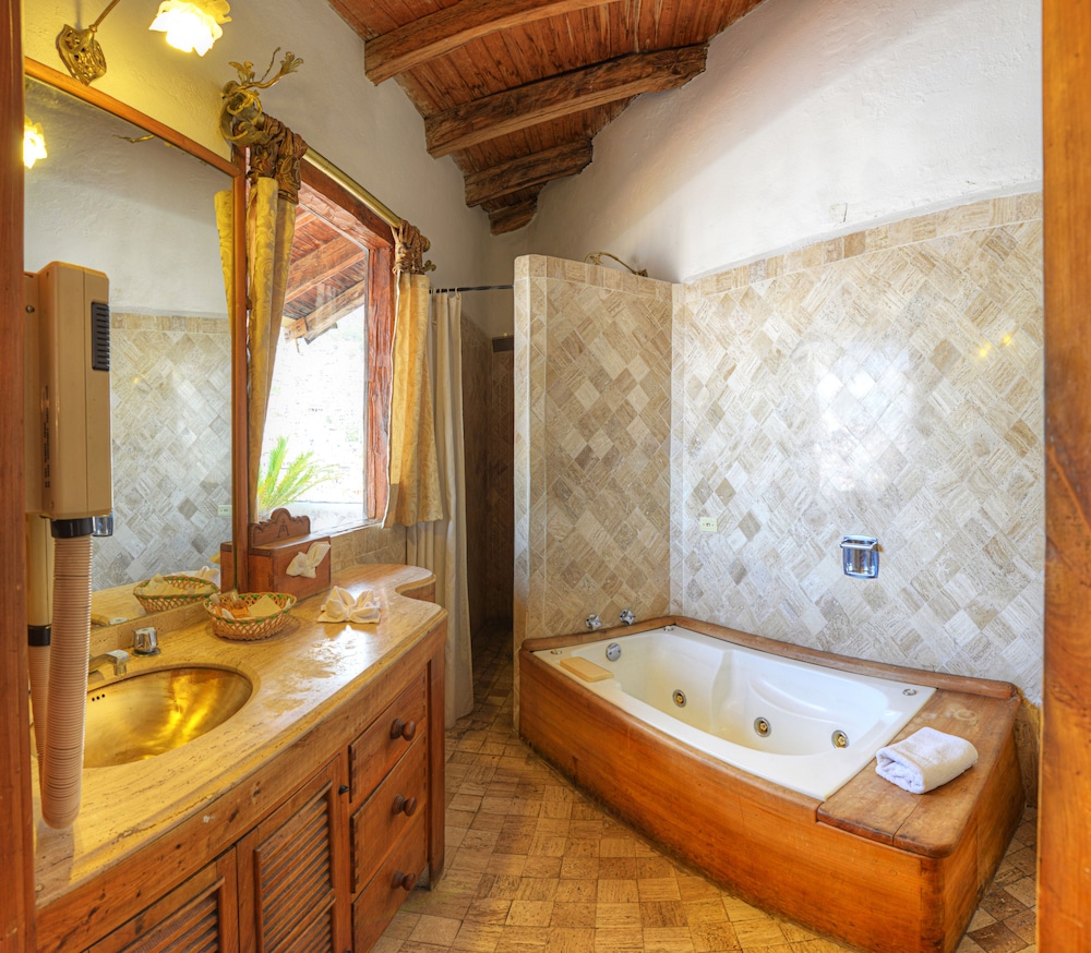 Superior Suite - Photo 17