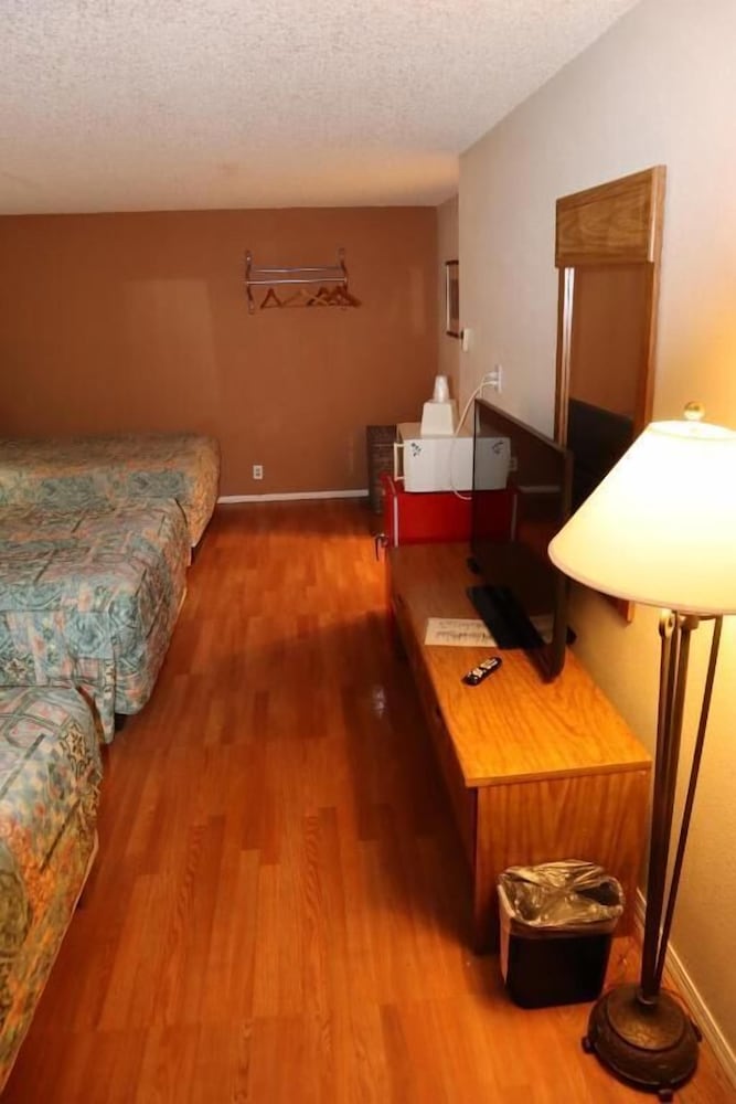 Standard Room, Multiple Beds, Non Smoking (Not Pet Friendly) photo 3