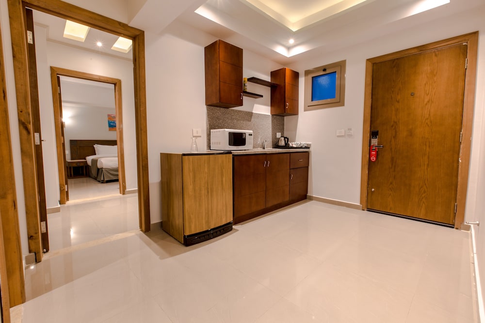 Suite, 2 Bedrooms - Photo 22