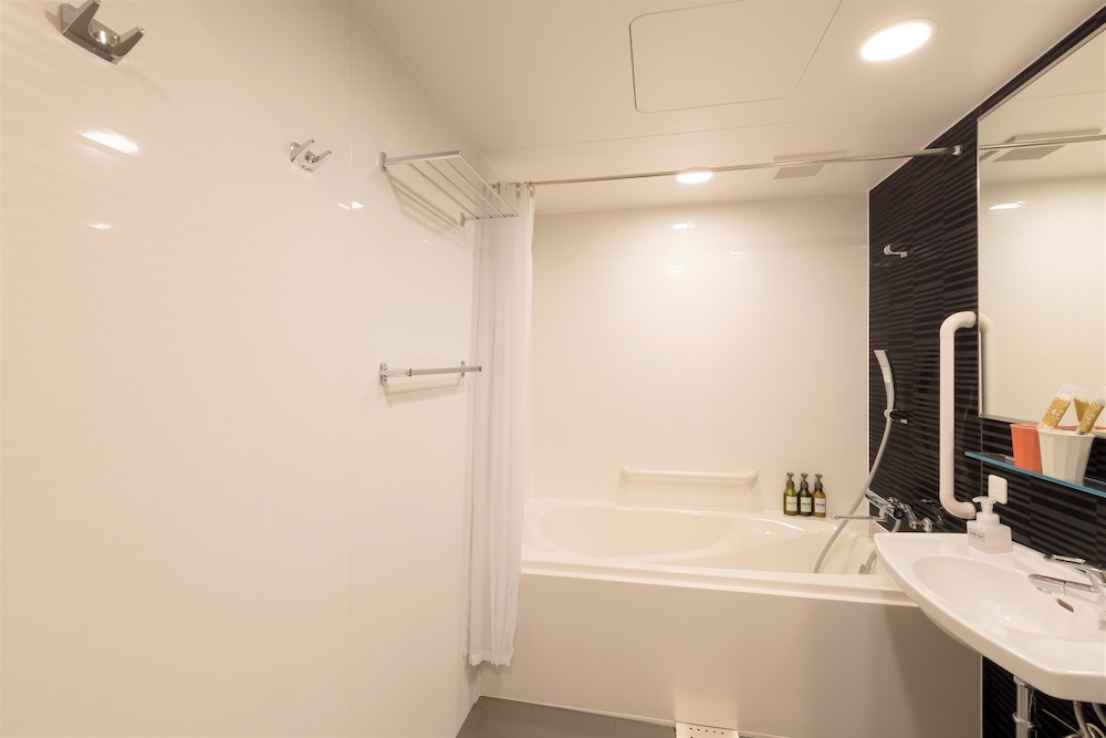 Deluxe Double Room, Accessible thumbnail 6
