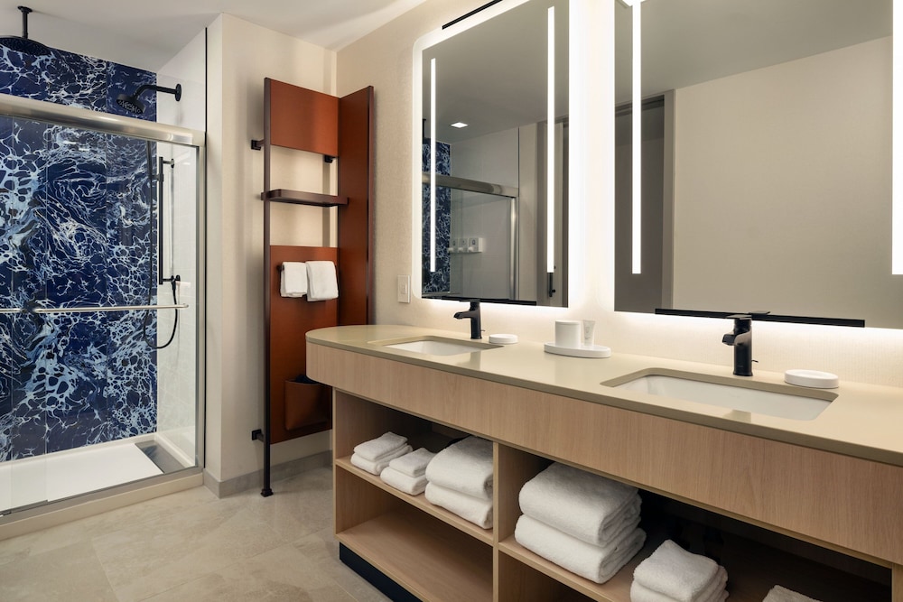 Standard Room, 1 King Bed, City View (Mobility Accessible, Roll-In Shower) photo 2