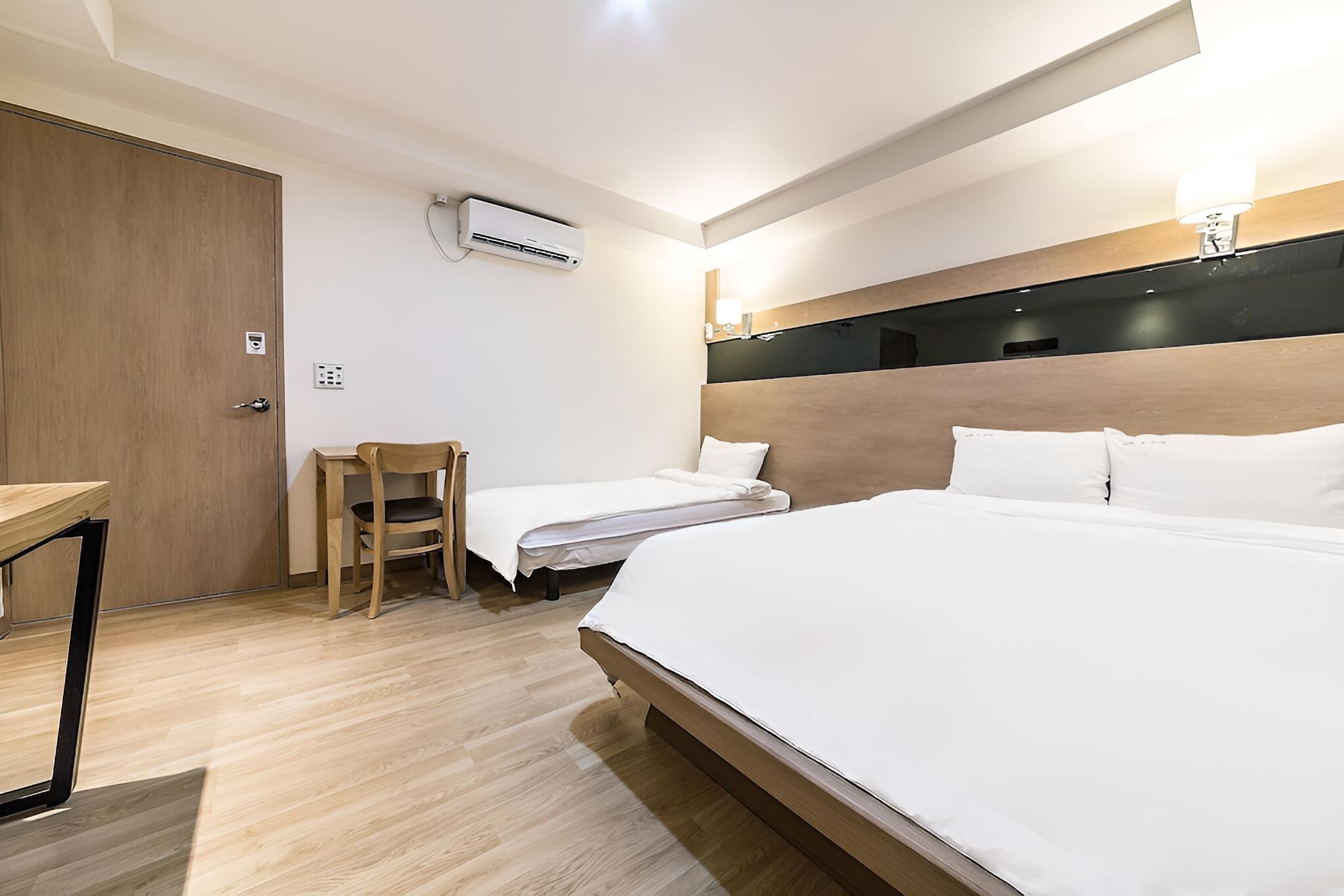 Room (Twin) - Photo 1