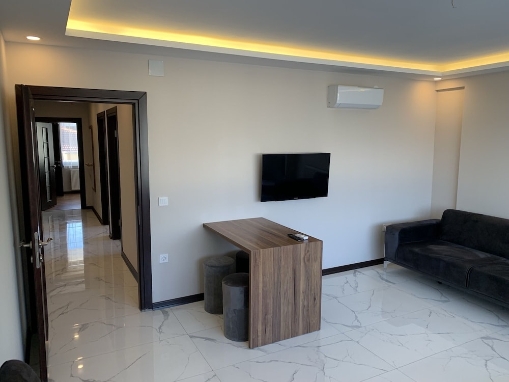 Three Bedroom Suite - Photo 3