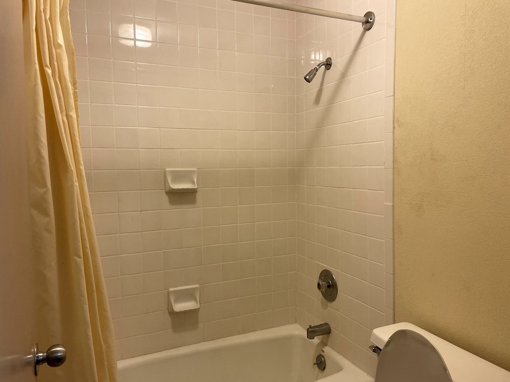 Exclusive Single Room, 1 Queen Bed, Jetted Tub photo 2