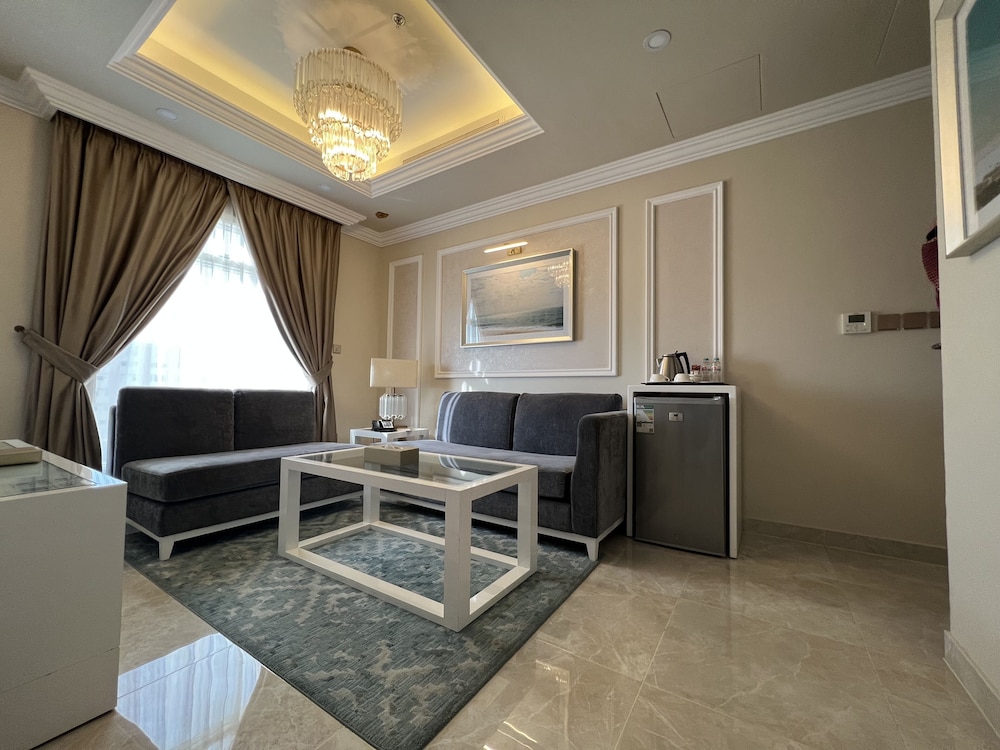 Junior King Suite - Photo 3