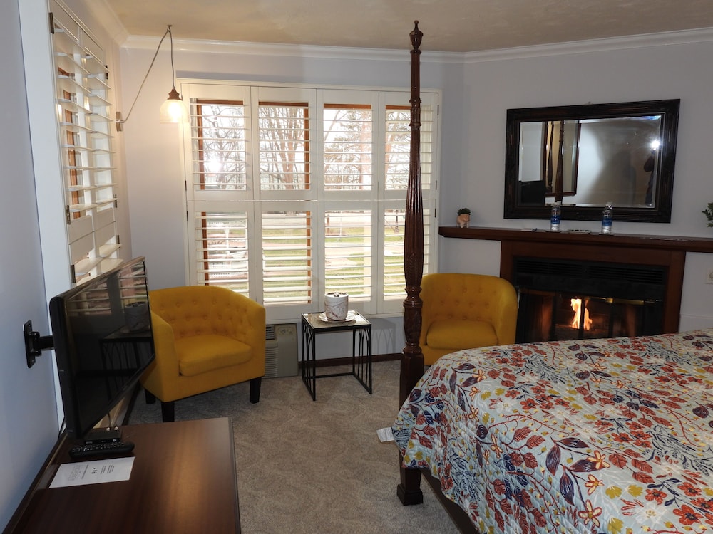 Deluxe Room, 1 King Bed, Fireplace photo 3