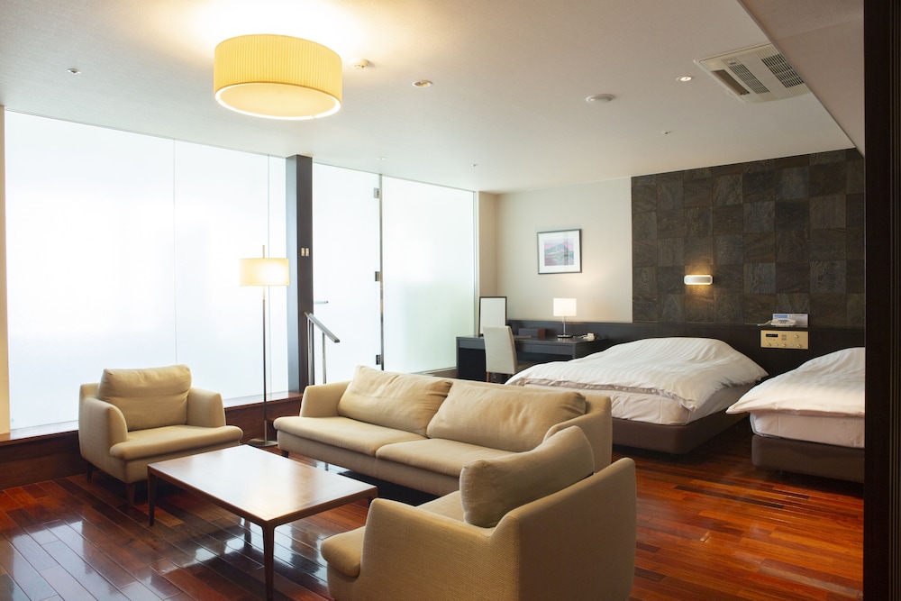 Premium Twin Room (Room 806) - Photo 4