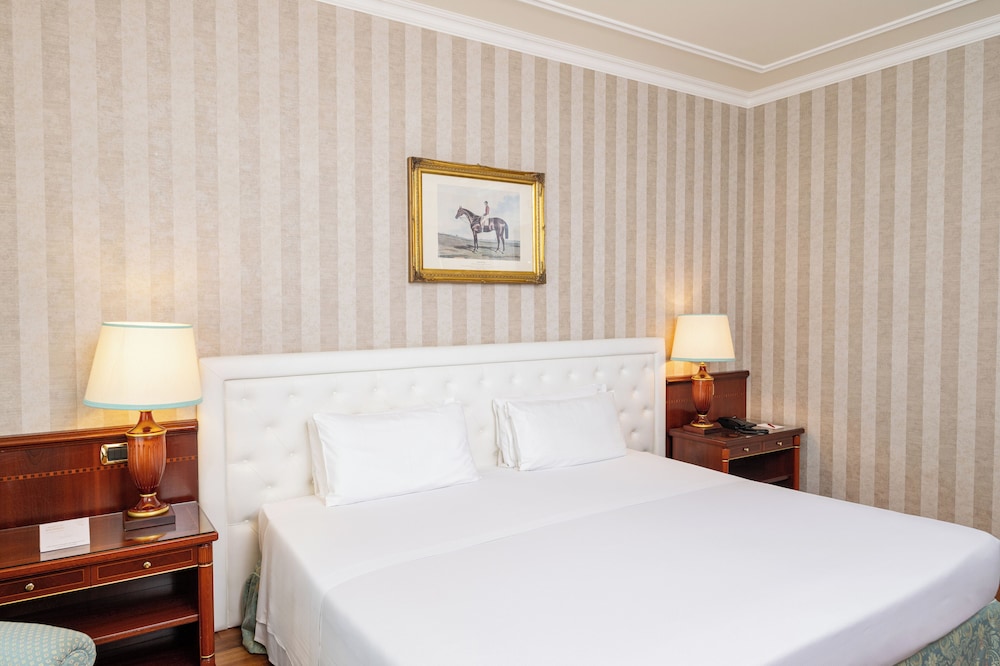 Deluxe Double Room, 1 King Bed thumbnail 5