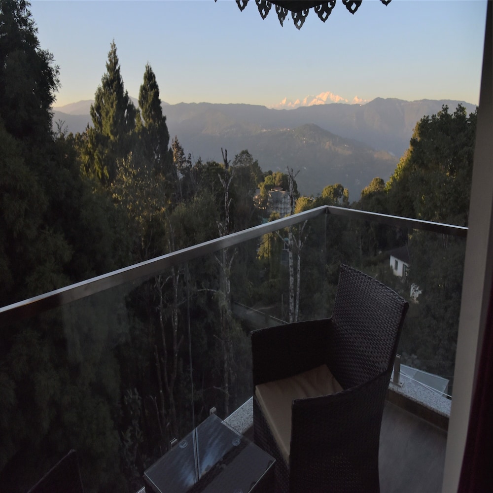 Luxury Family Room with Mountain View photo 2