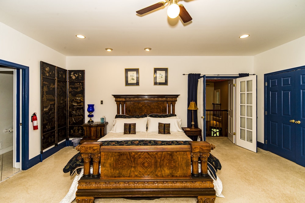 Luxury Suite, 1 King Bed, Hot Tub, Mountain View photo 3