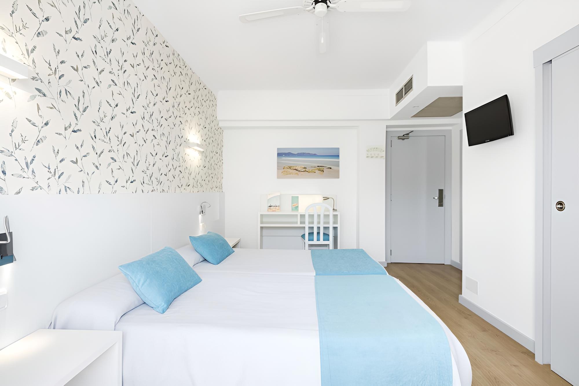 Superior Double Room, Balcony (2 Adults + 1 Child) photo 1