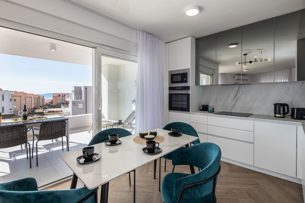 Deluxe Apartment, 1 Bedroom, Pool Access, Pool View photo 3