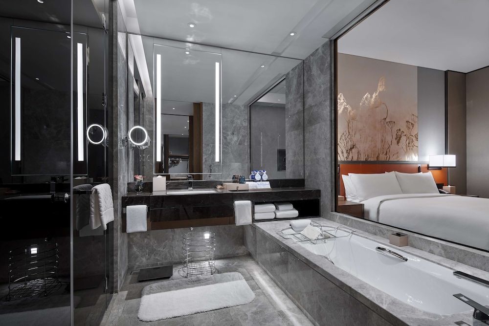 King One Bedroom Suite - Photo 2
