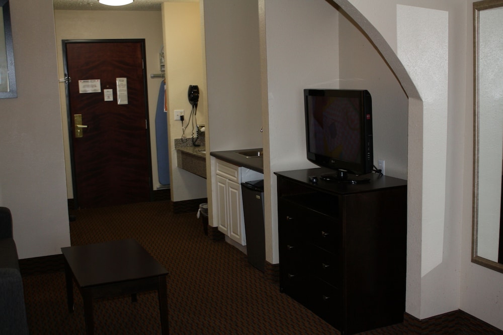 Suite, Non Smoking (2 Double Beds, or 2 Queen Beds) - Photo 16