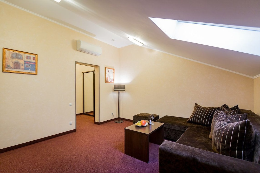 Suite (Attic)