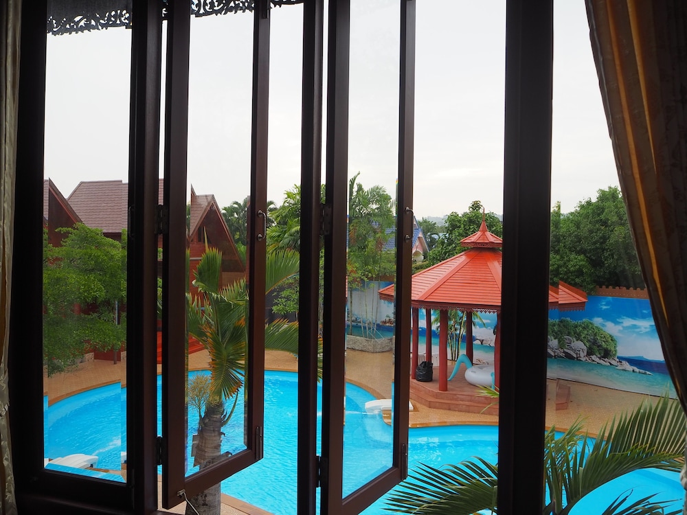 2 King Beds 1 Bedroom - Poolside photo 2