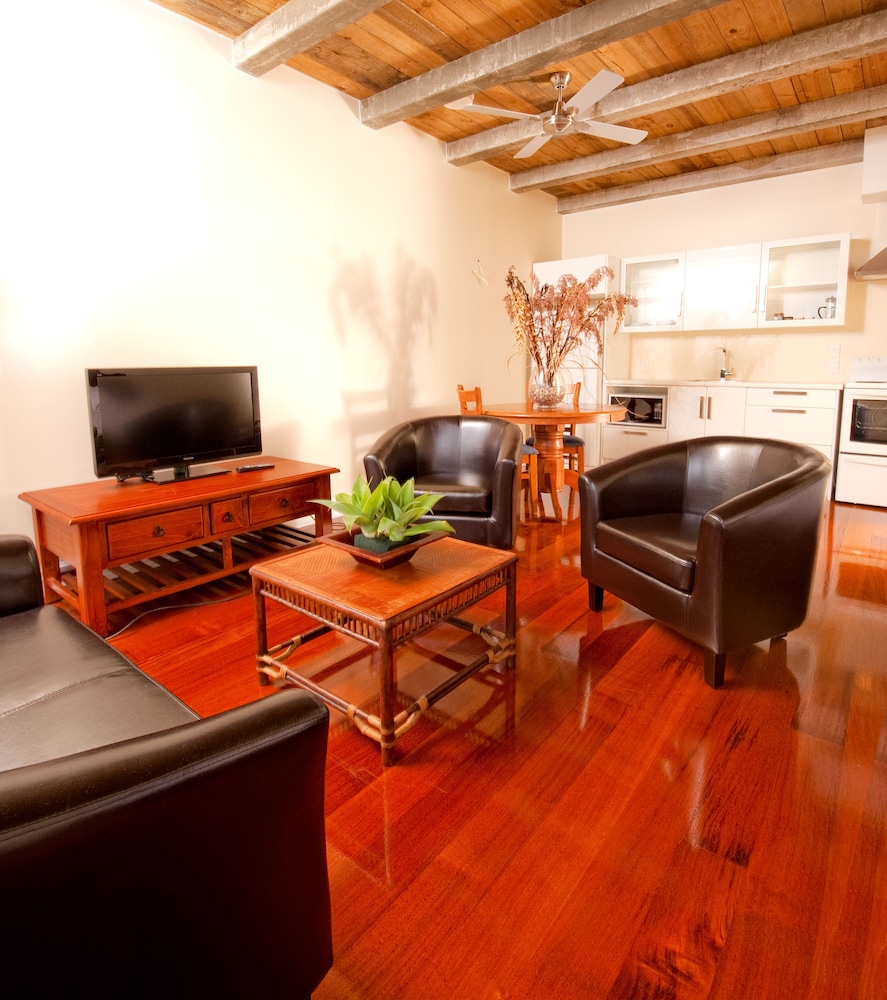 Deluxe Studio Suite, 1 King Bed, Kitchen, Courtyard View photo 1