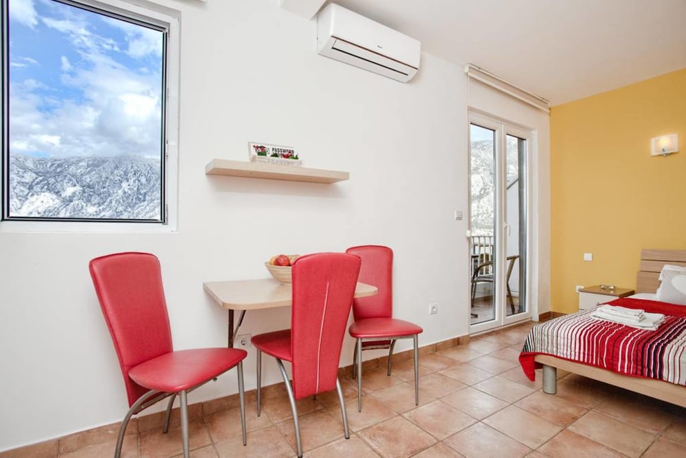 Studio, Balcony