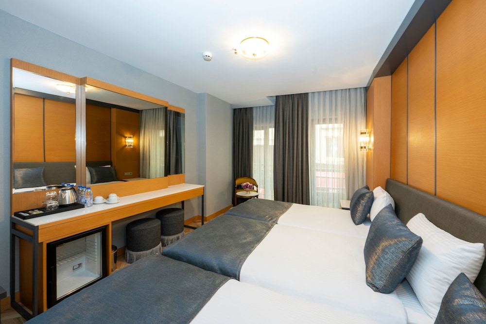 Luxury Triple Room, City View photo 1