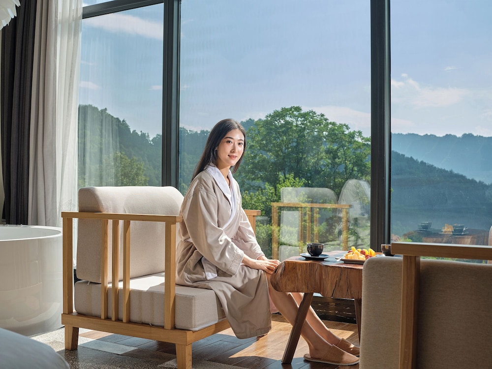 Basic Suite, Hill View