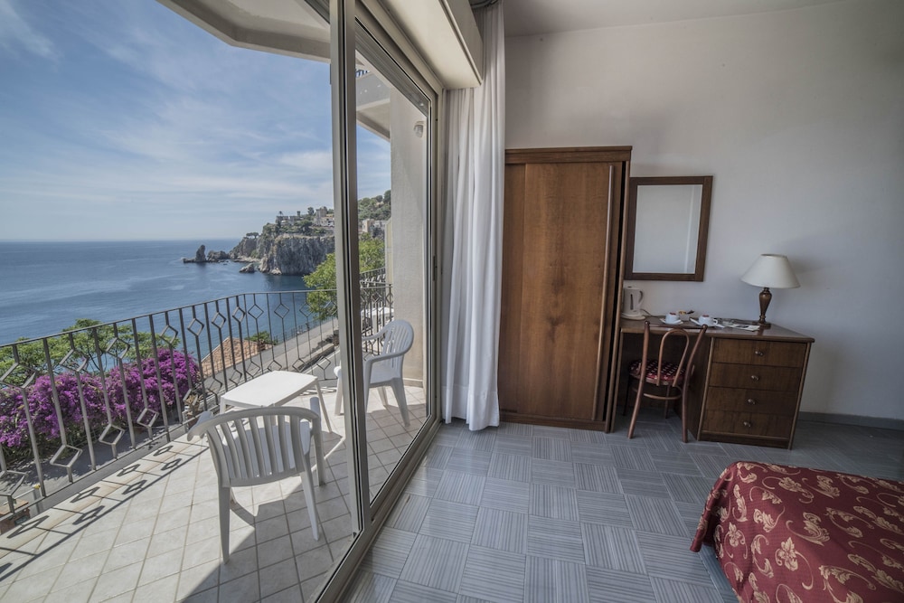 Standard Room, 1 Double Bed, Sea View photo 2