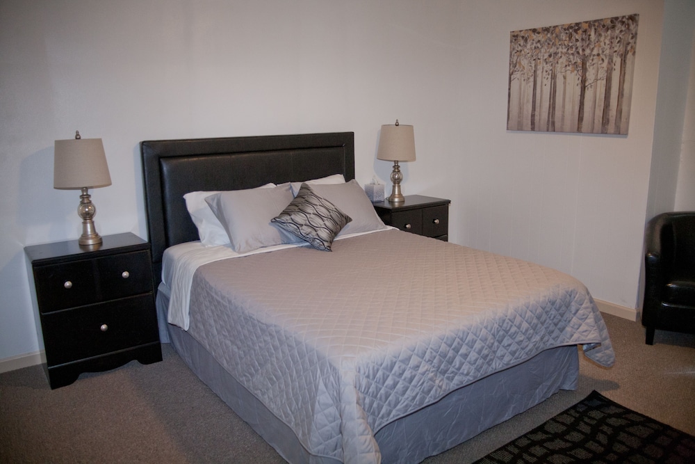 Comfort Room, 1 Queen Bed, Courtyard View photo 1