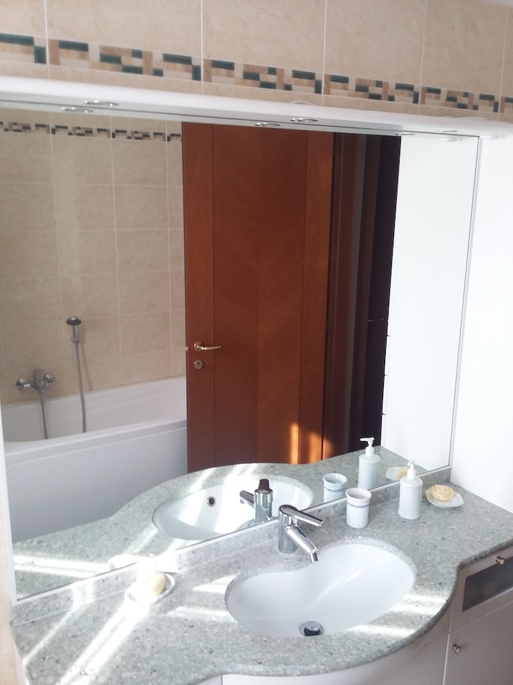 Deluxe Double Room, 1 Double Bed, Private Bathroom photo 3