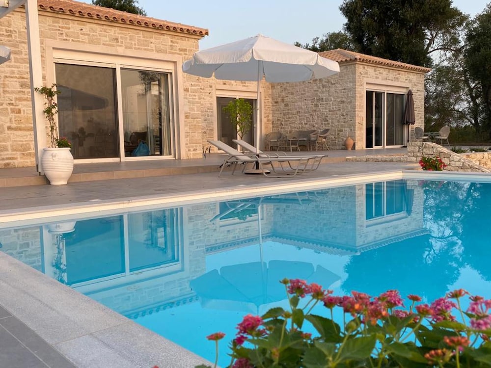 Villa photo 1