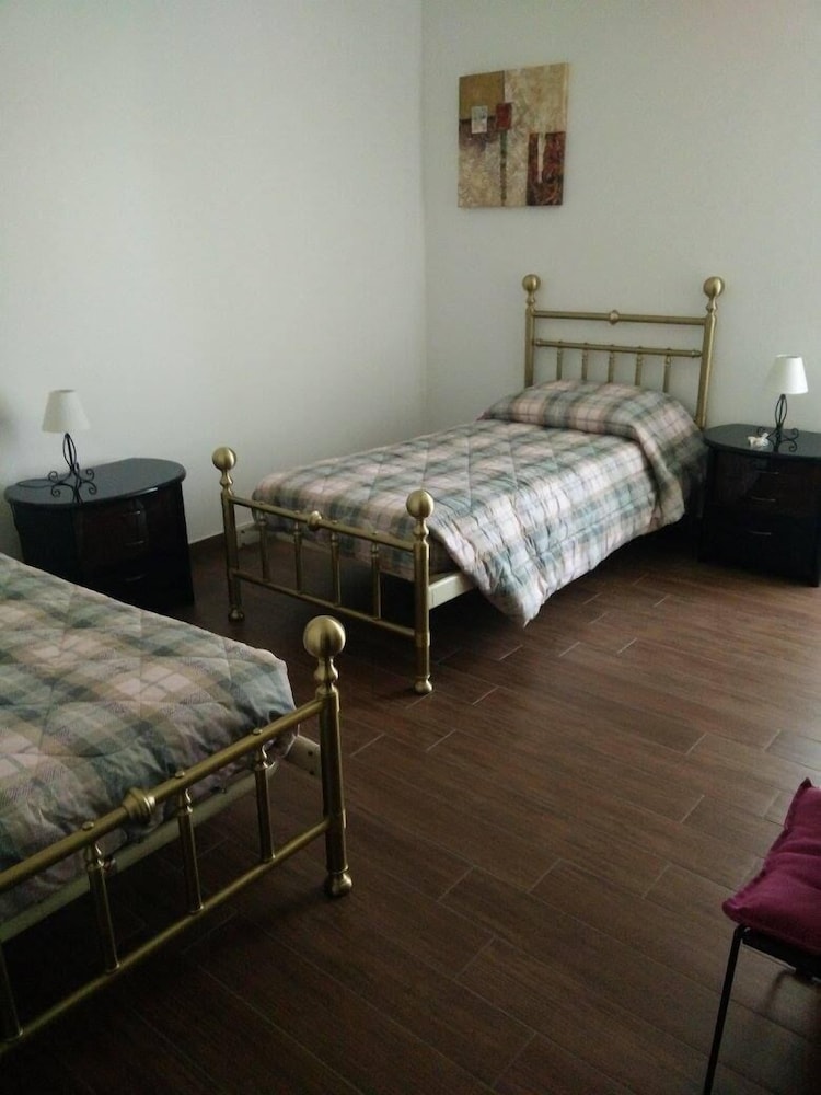 Twin Room, 2 Twin Beds, Shared Bathroom photo 1