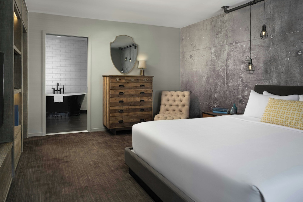 Suite, 1 Bedroom, Courtyard View - Photo 3