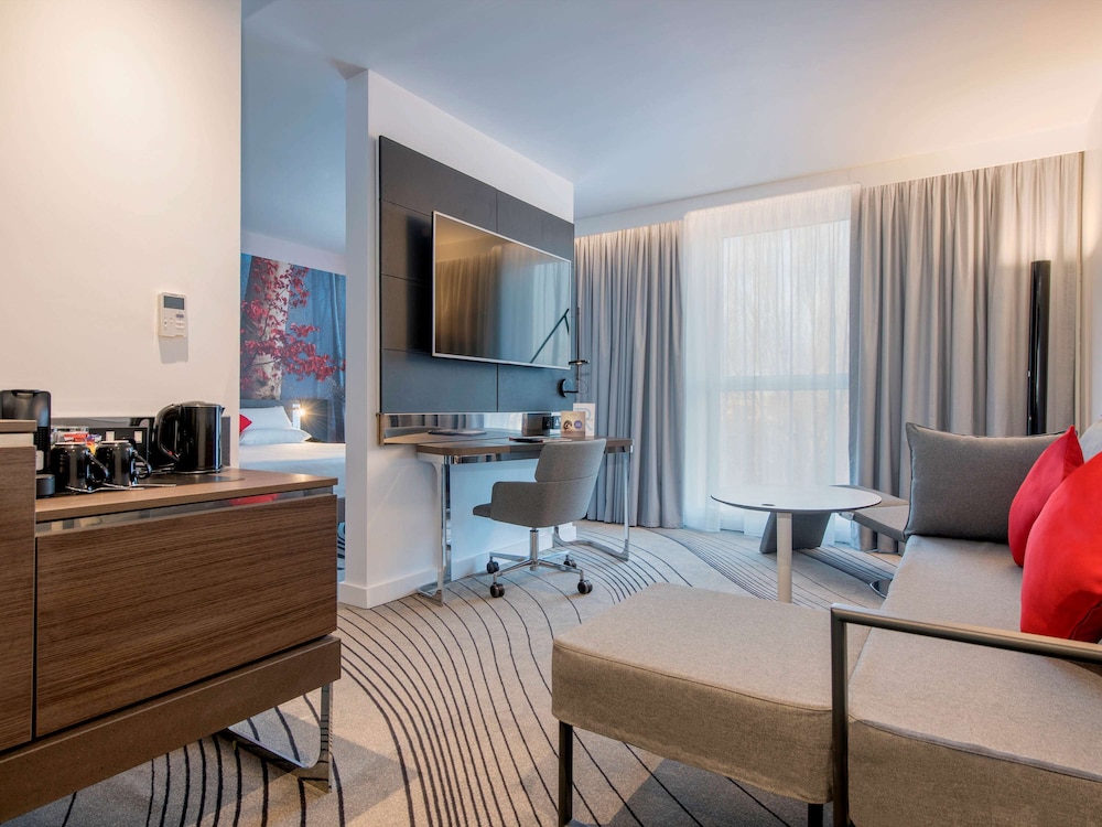 Junior Suite, 1 Queen Bed with Sofa bed - Photo 1