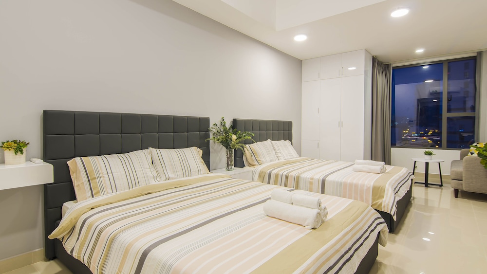 Family Studio, 2 Queen Beds, City View photo 3