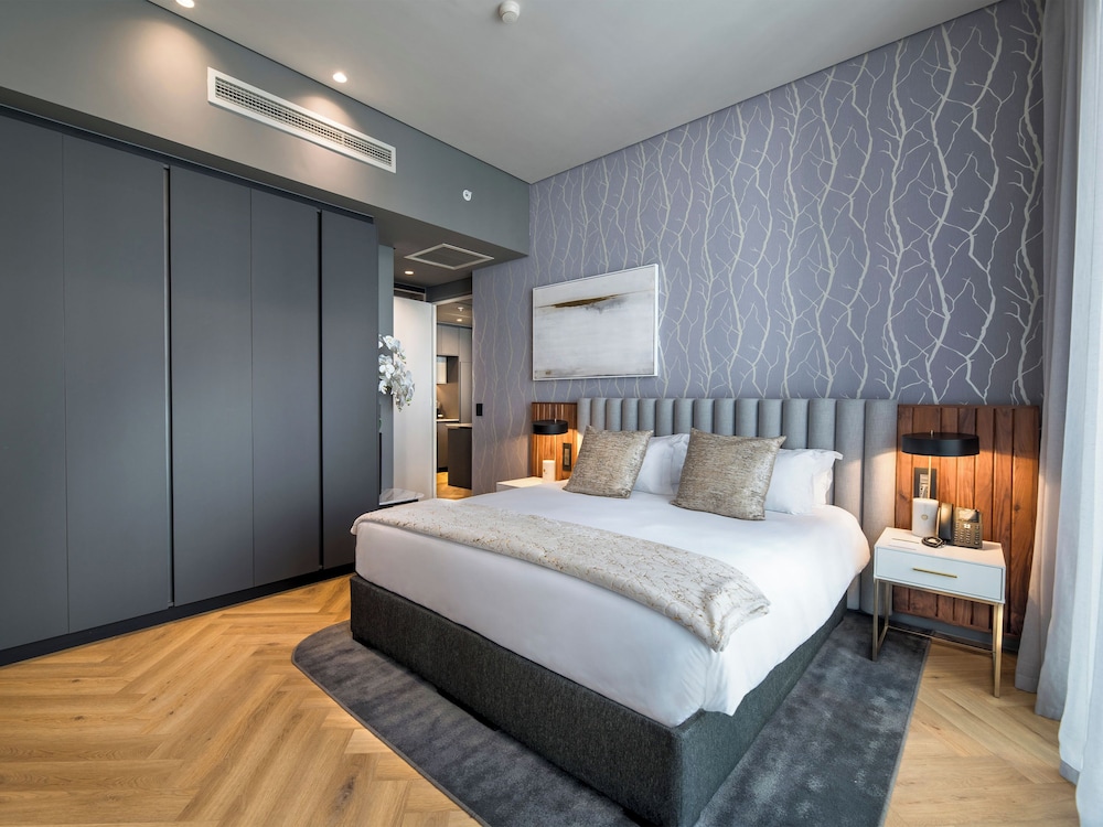 Executive Suite - Photo 2