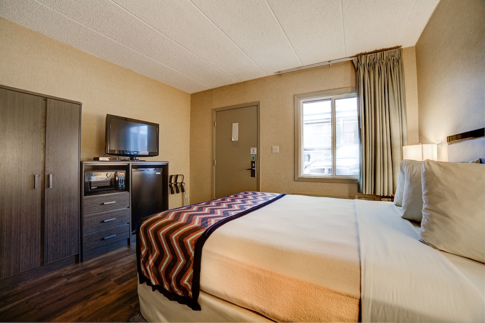 Traditional Room, 1 Queen Bed, Non Smoking (Smaller Room) - Photo 2