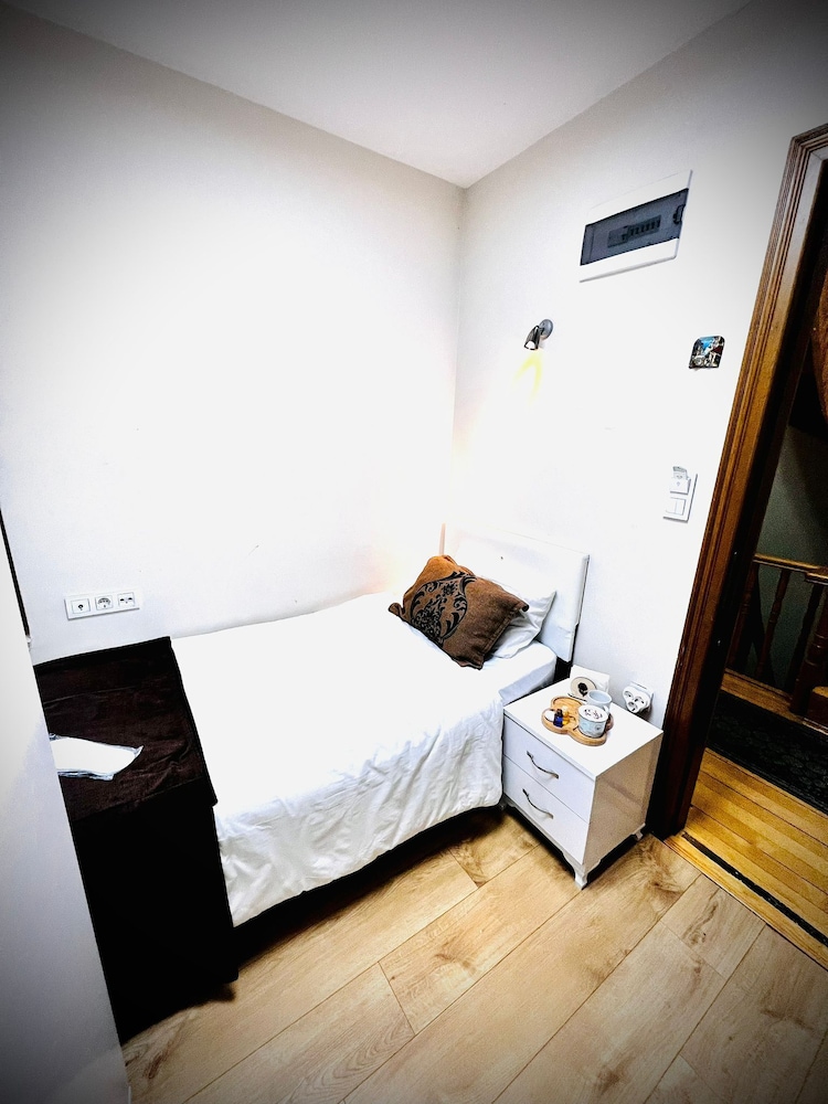 Basic Single Room, City View photo 3