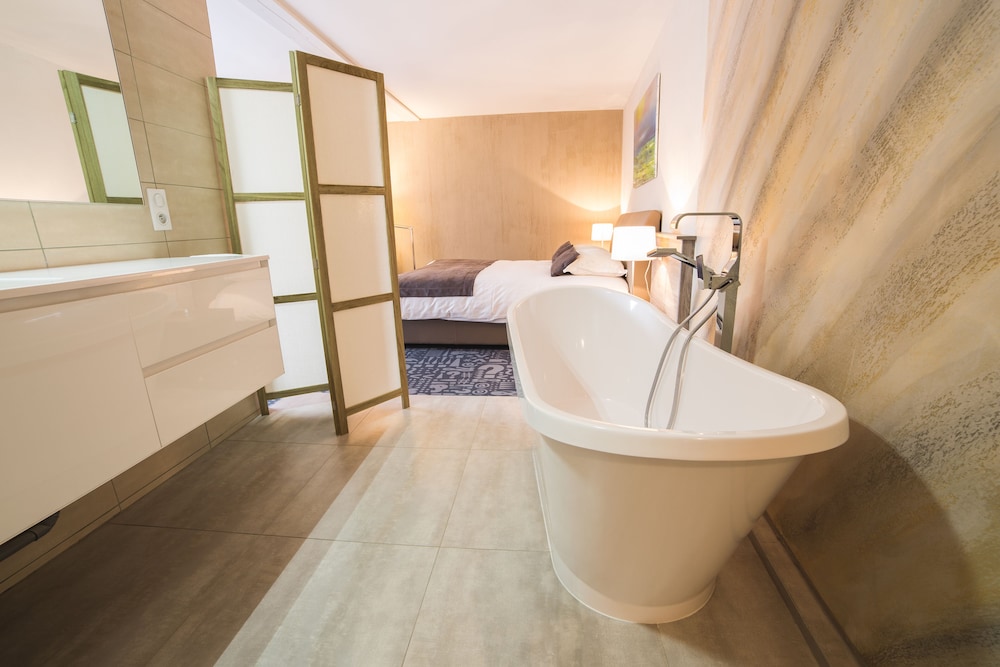 Superior Room, Bathtub photo 2