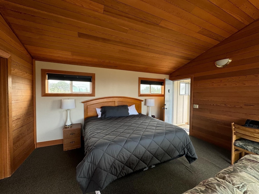 Standard Single Room, 1 King Bed, Jetted Tub, Partial Ocean View