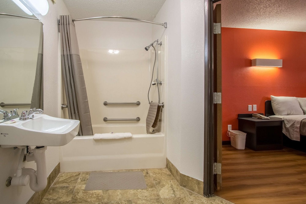 Standard Room, 1 King Bed, Accessible, Non Smoking - Photo 7