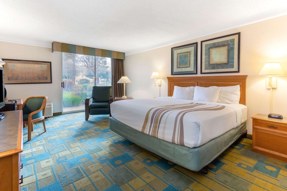 Deluxe Room, 1 King Bed, Accessible, Courtyard View photo 3