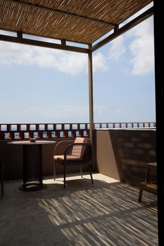 Deluxe Suite with Outdoor Tub - Photo 7