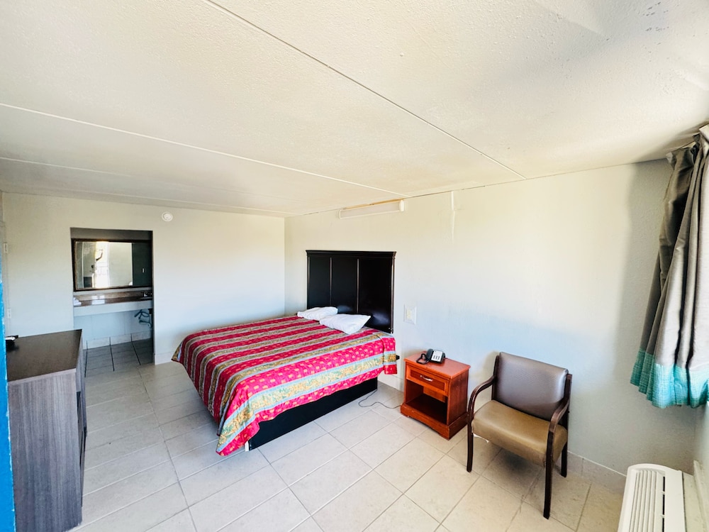 Standard Room, 1 King Bed, Smoking photo 2